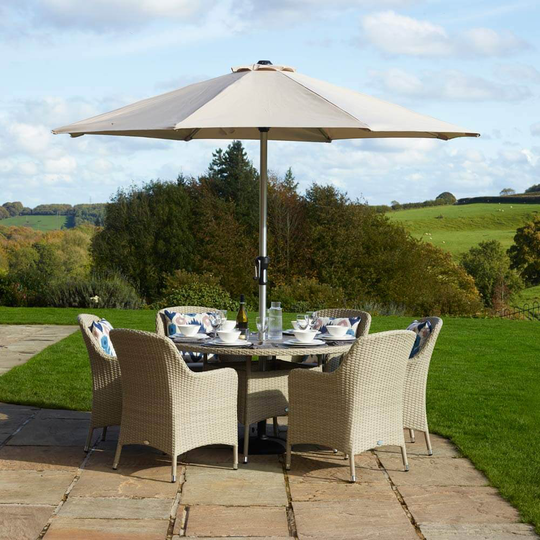 2021 Bramblecrest Tetbury 6-Seat Dining Set With Round Table & Parasol – Nutmeg